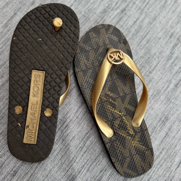 Michael Kors MK Logo Flip Flops Gold and Brown - Picture 5 of 7